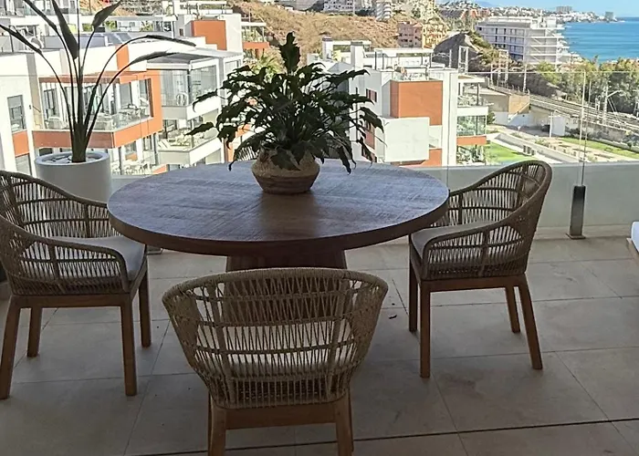 Апартаменти Luxurious With Ocean Views Фуенхірола