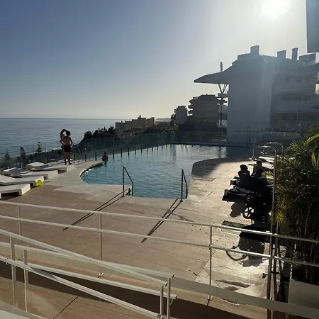 Luxurious Fuengirola With Ocean Views דירה