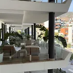 Luxurious With Ocean Views Апартаменти