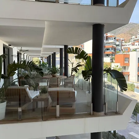 Luxurious With Ocean Views דירה